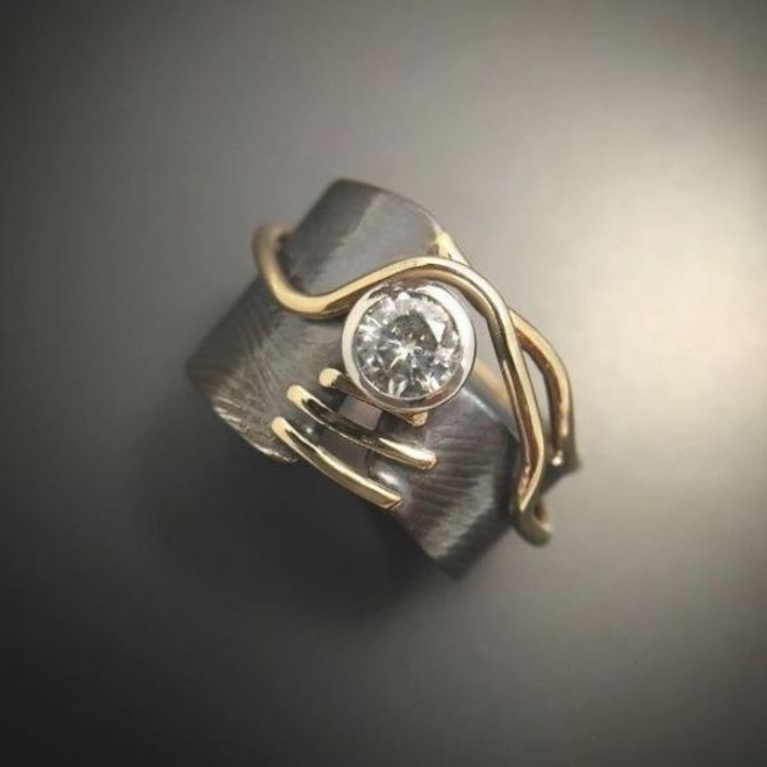 Anello scuro con zircon vintage